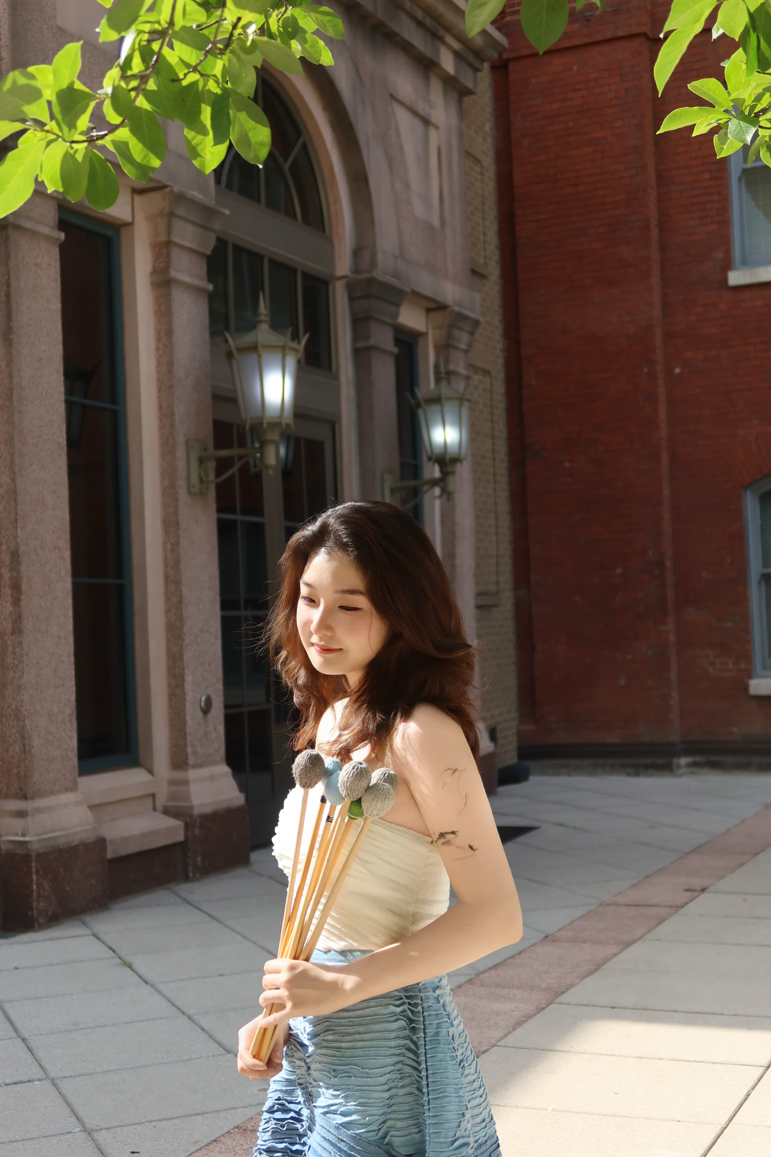 Deqi Mu performing